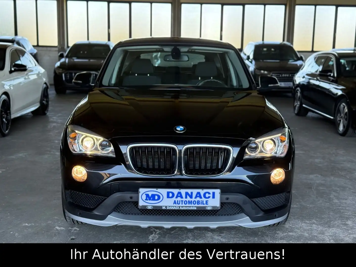 BMW X1 18 i sDrive*Xenon*SHZ*Wenig Km Schwarz - 2