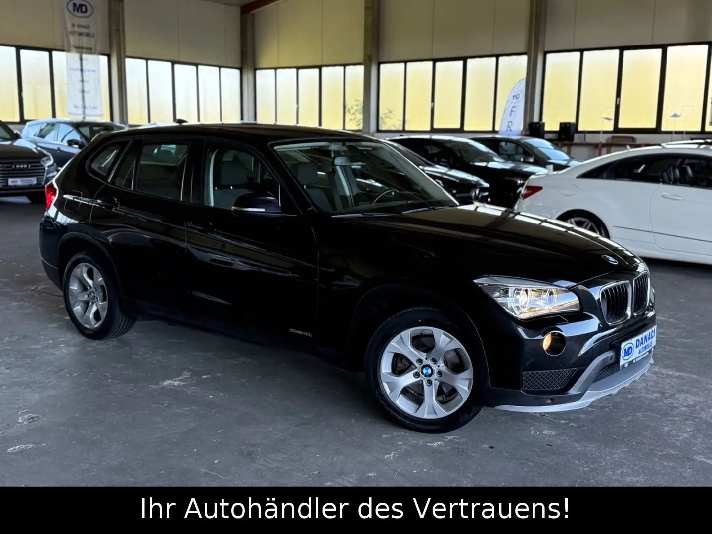 BMW X1 18 i sDrive*Xenon*SHZ*Wenig Km Schwarz - 1