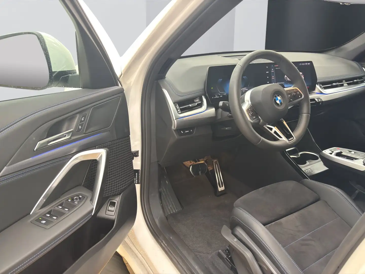 BMW X1 sDrive20i [M Sport, AHK, ACC, RFK, 18" LMR] Weiß - 2