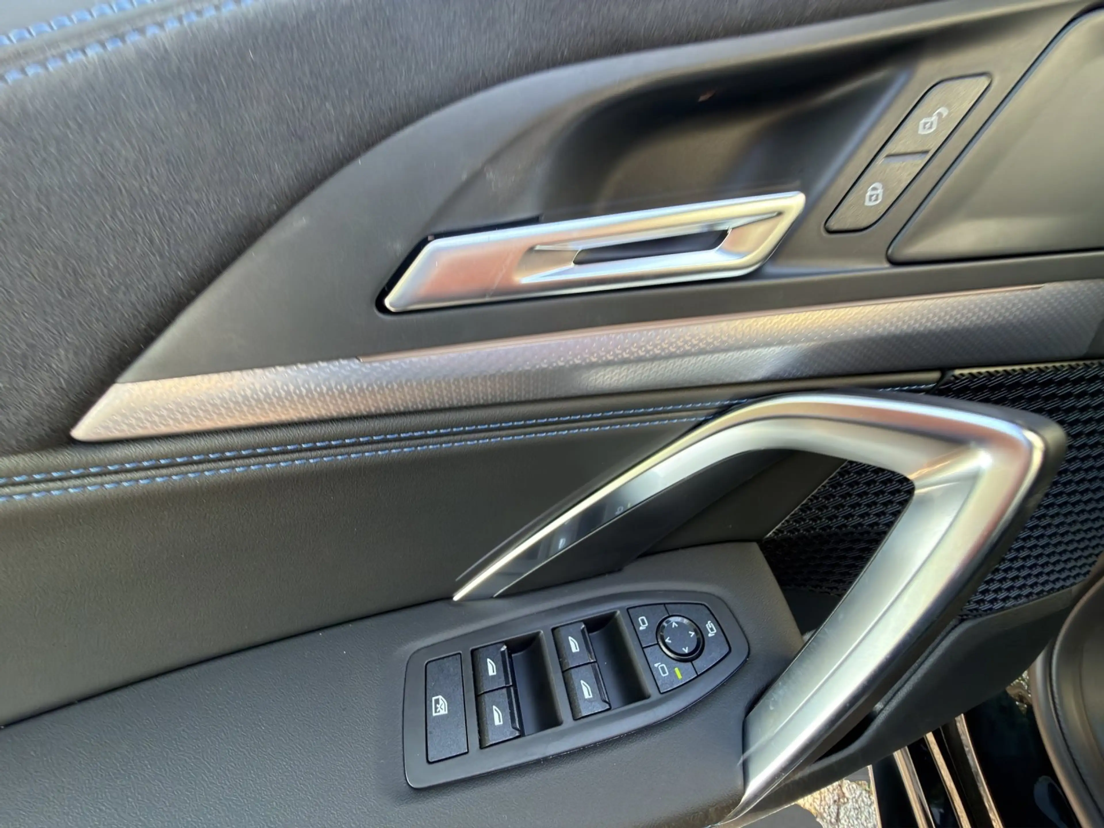 BMW iX2 eDrive20 — photo 10