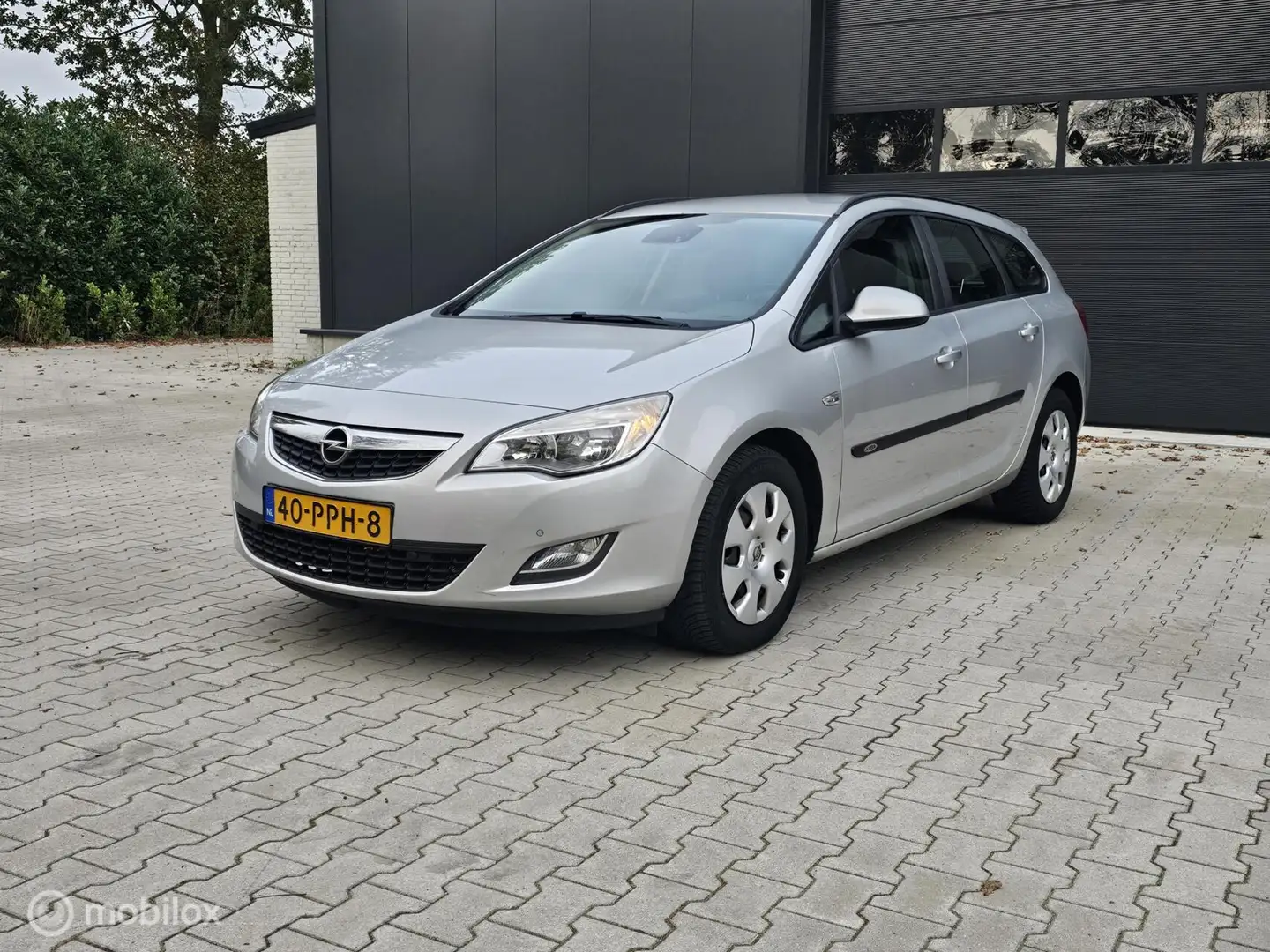 Opel Astra Sports Tourer 2.0 CDTi Edition Automaat lage KM! Grijs - 2