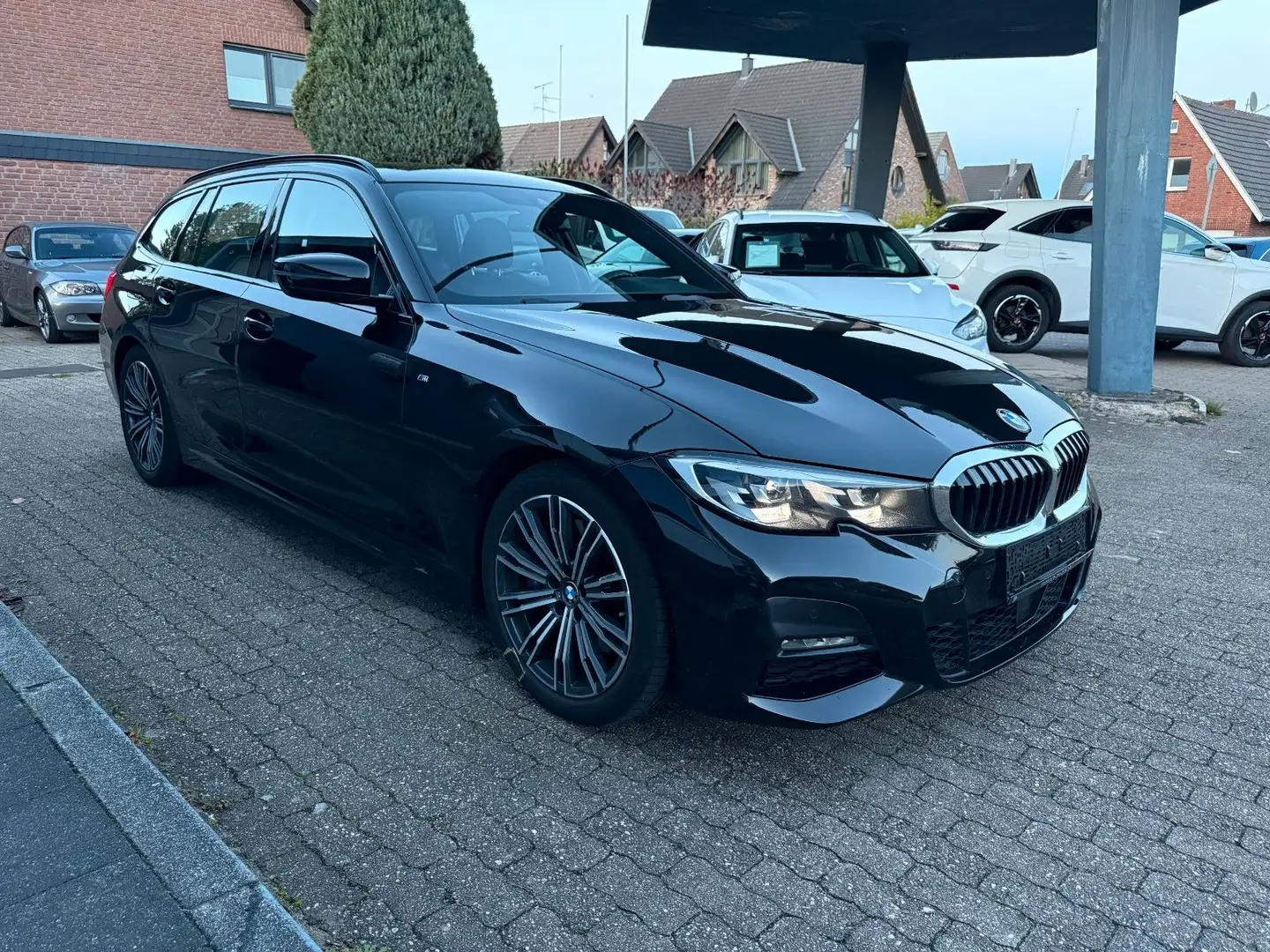 BMW 330 d Touring M Sport Live Prof LED AHK Voll Schwarz - 2