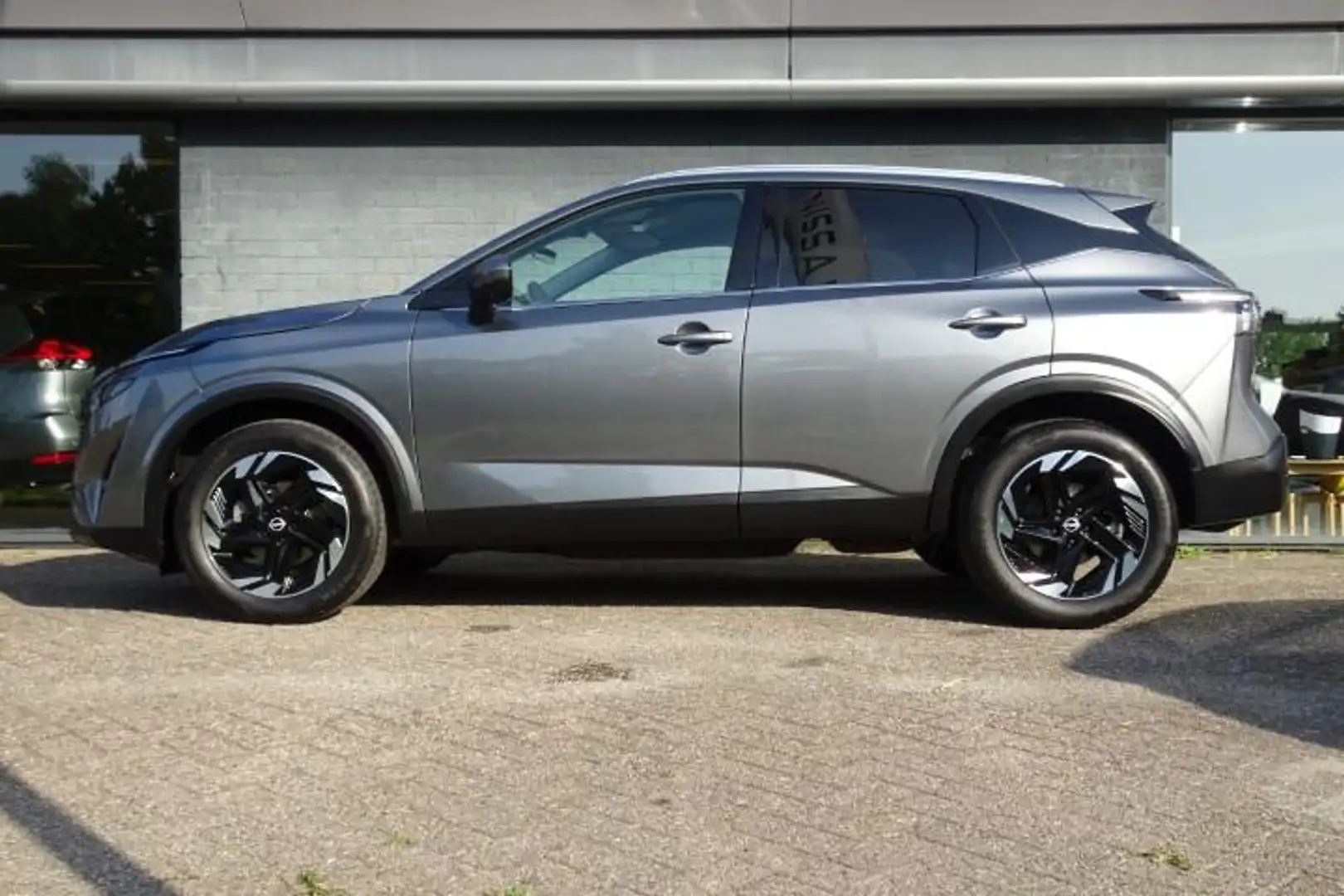 Nissan Qashqai 1.3 Mild-Hybrid 158pk Xtronic N-Connecta Grijs - 2