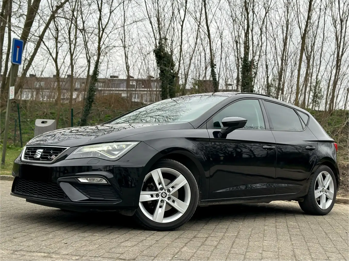 SEAT Leon FR 1.5 Benzine Euro6d 2019 130PK Carplay/OpenDak Zwart - 2