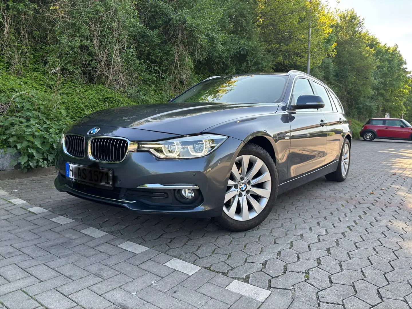 BMW 318 318d Touring Aut. Luxury Line Grau - 1