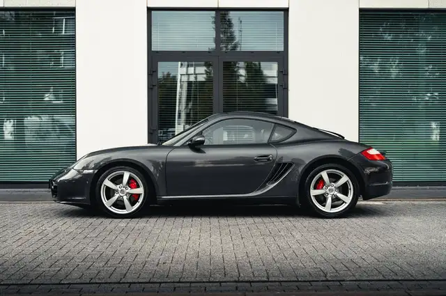 Porsche Cayman view 10