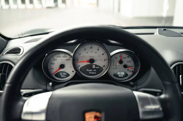 Porsche Cayman view 12