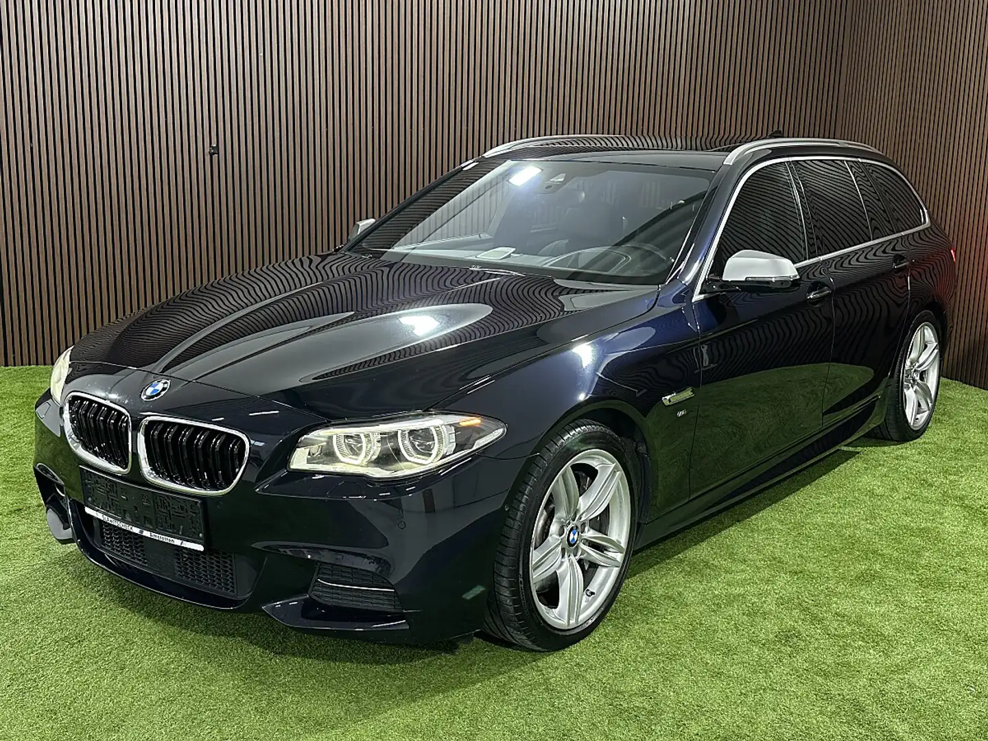 BMW M550 d xDrive Österreich-Paket Touring Aut. *M-Sport... Schwarz - 2