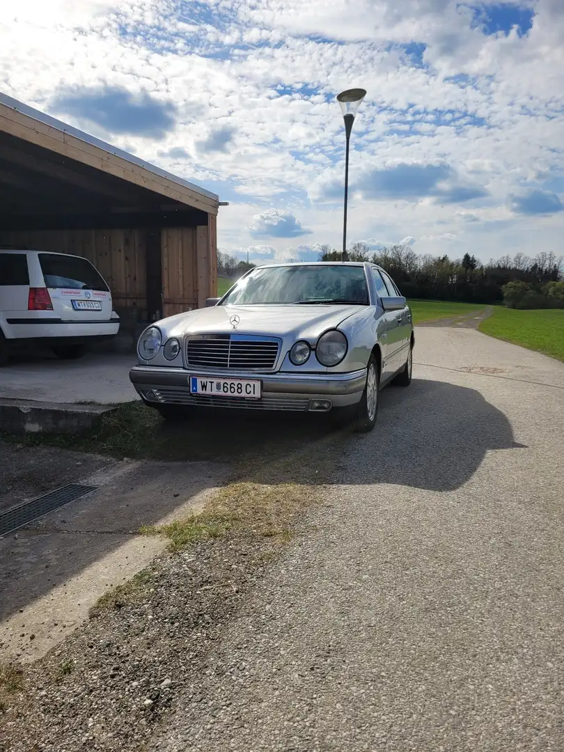 Mercedes-Benz E 320 Elegance Aut. - 2