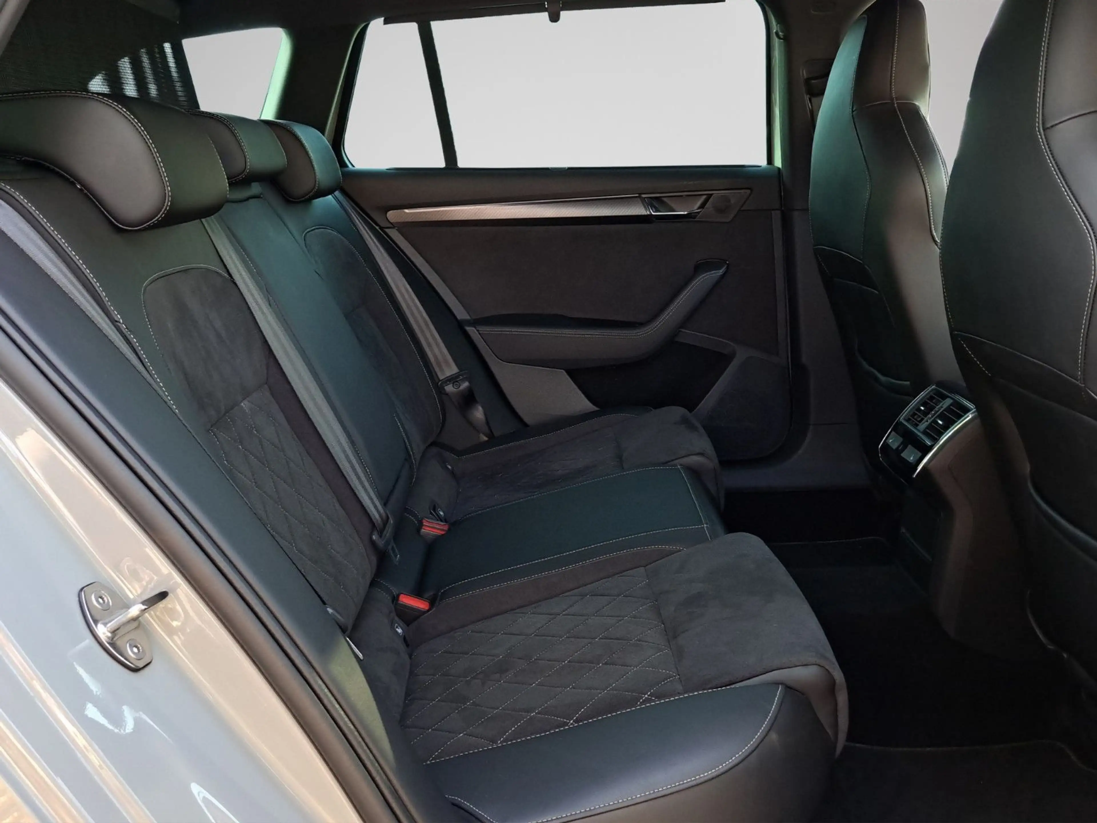 Skoda Superb Combi Sportline iV 1.4 TSI DSG AHK Standh — photo 9