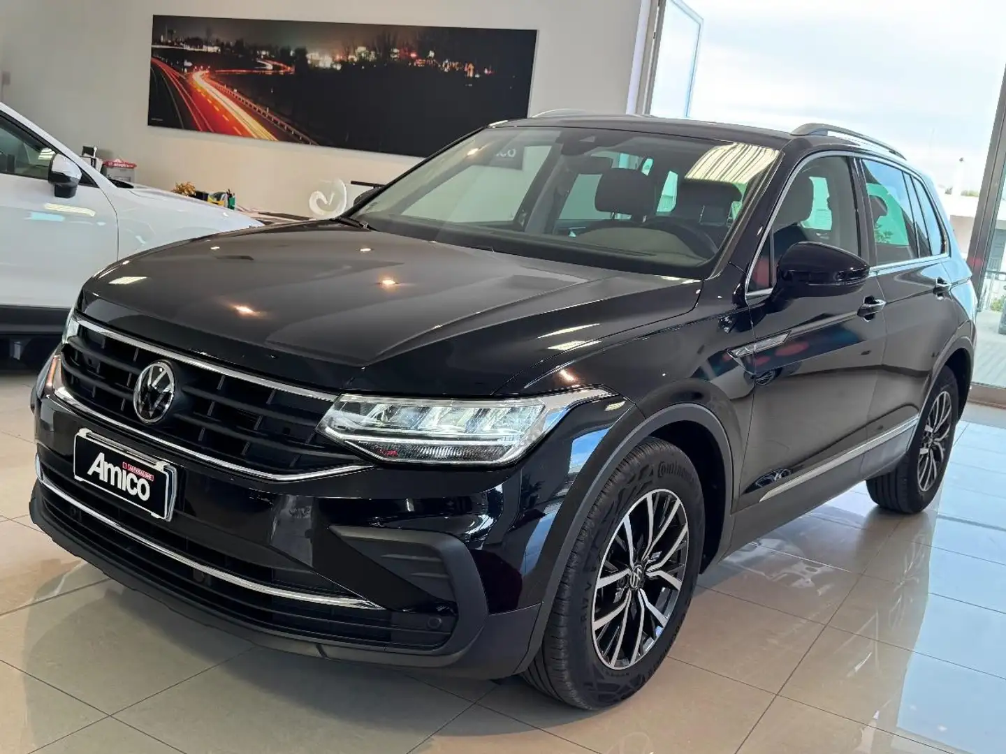 Volkswagen Tiguan 2.0 TDI DSG Executive Luci Ambient 79.000 K Negro - 2
