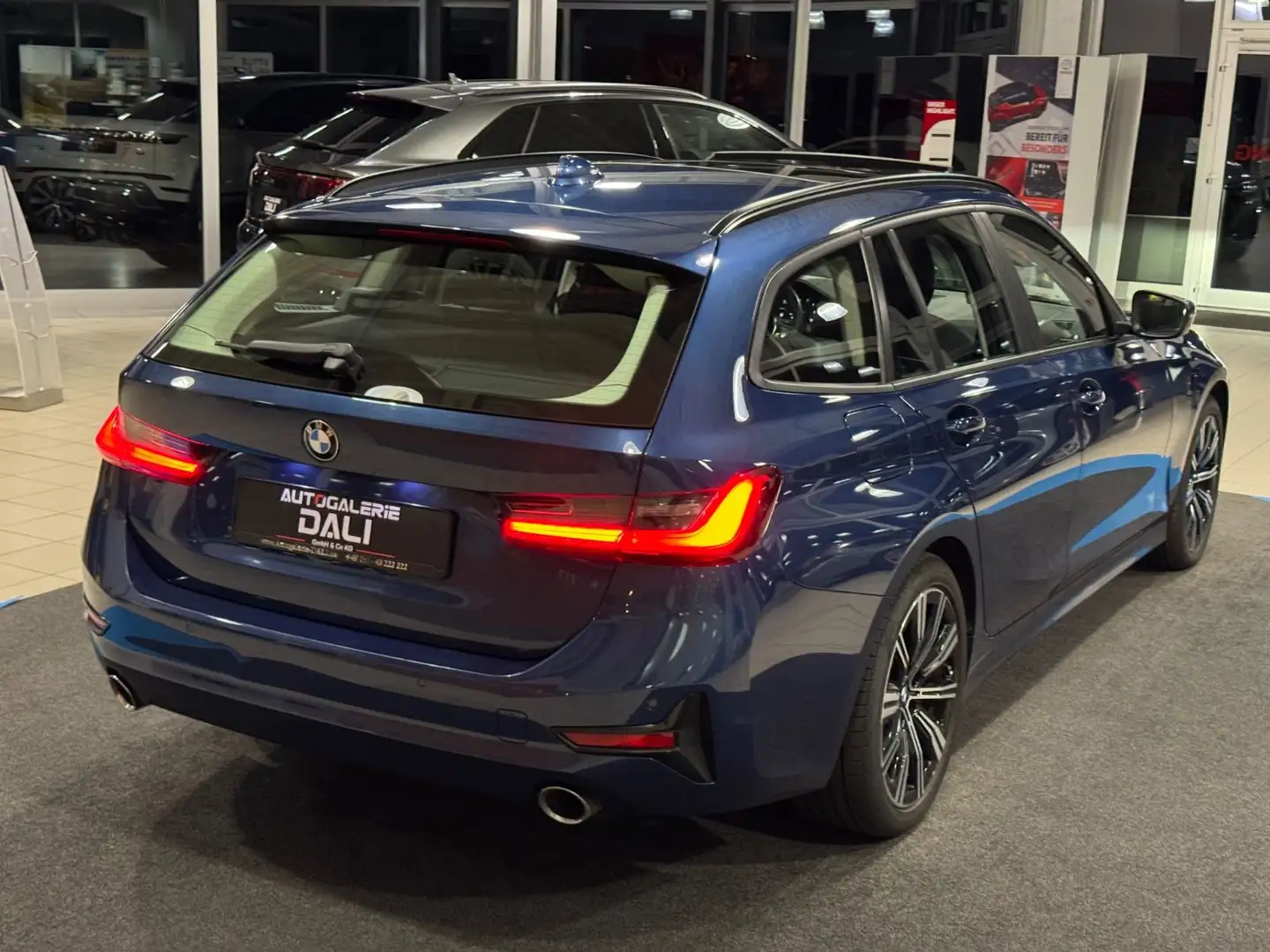 BMW 320 d Touring Advantage NAV-AHK-LED-CARPLAY-PANO Blau - 2