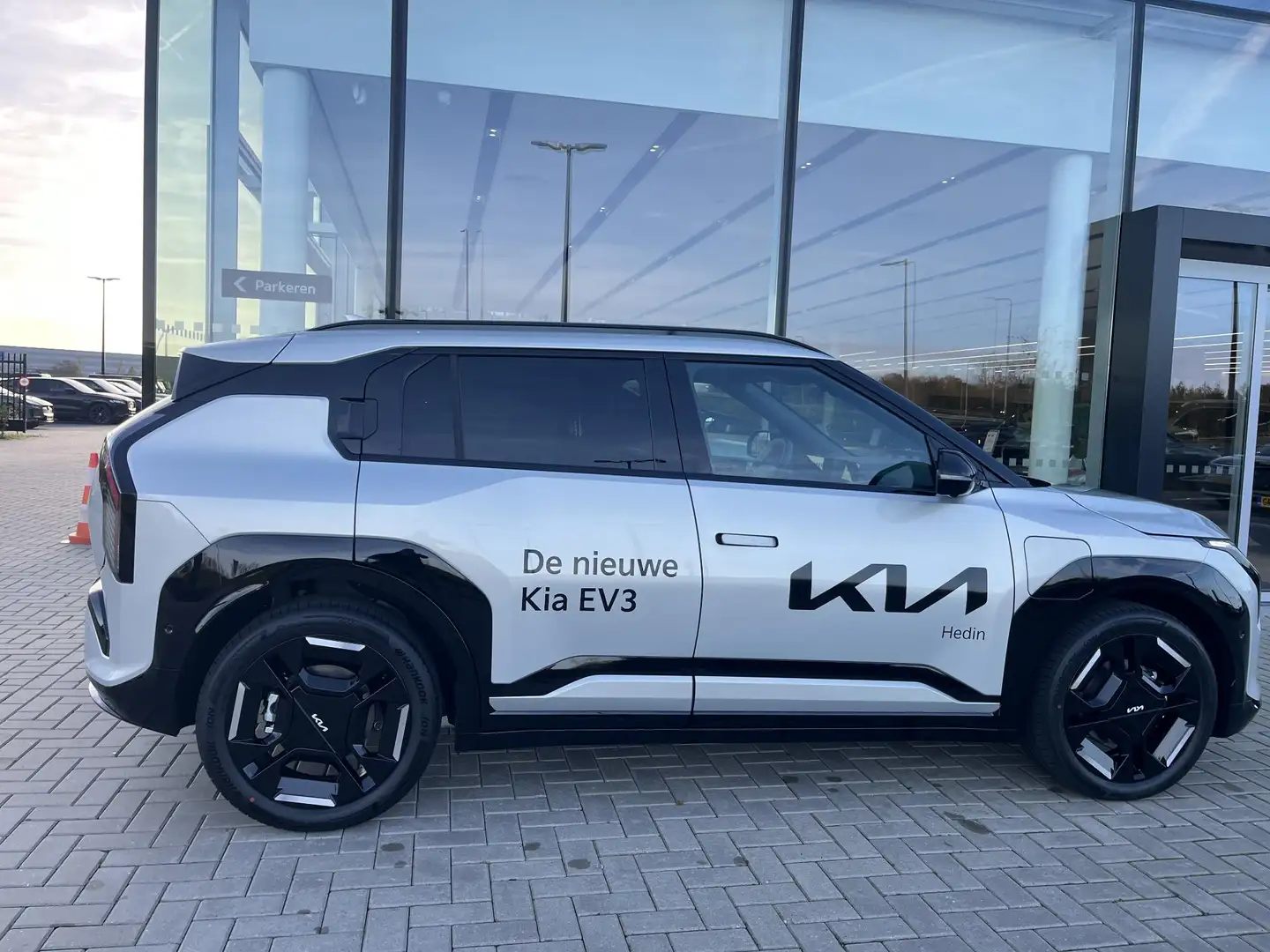 Kia EV3 GT-PlusLine 81.4 kWh | Direct beschikbaar | Panora Grijs - 2