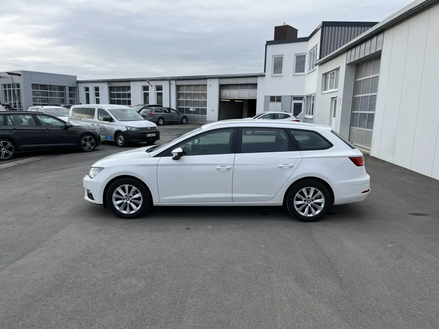 SEAT Leon ST 1.6 TDI Style 69€ m. 20% Anzahlung Navi PDC K Weiß - 2
