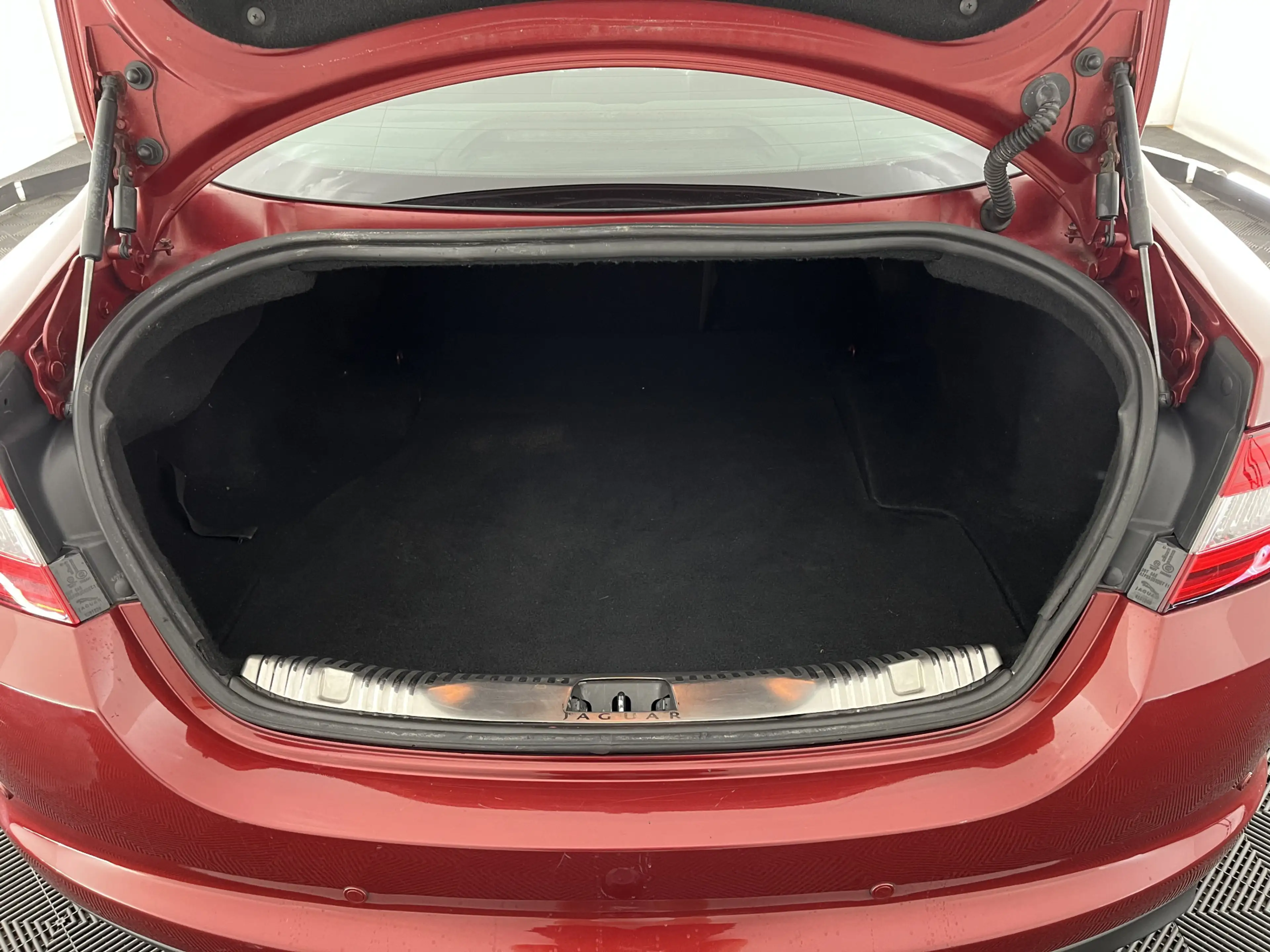 Jaguar XF 2.2D Aut. *LEATHER | XENON | CAMERA | HEATED-COMFO — photo 10