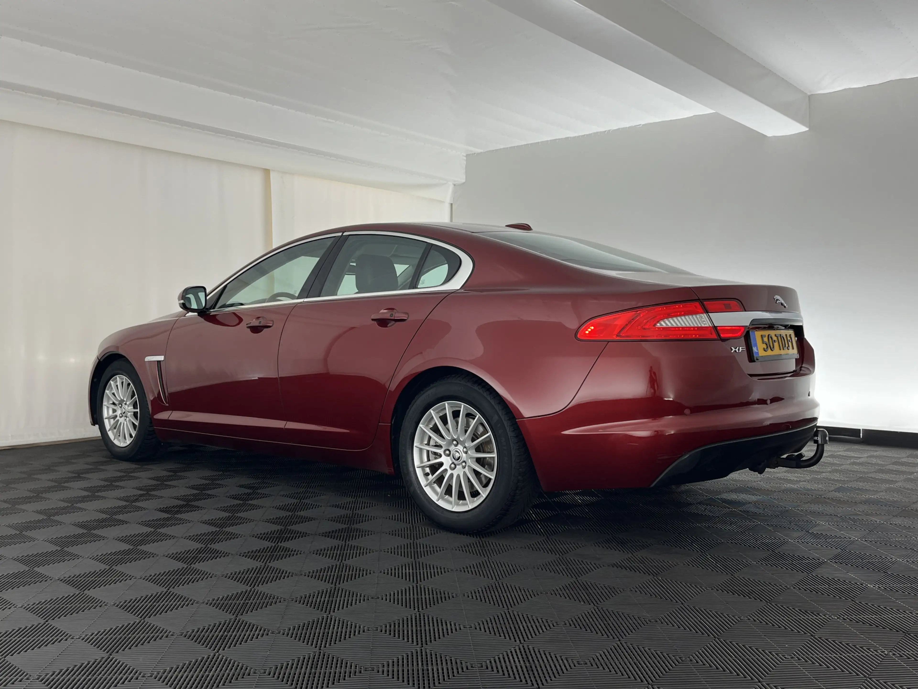 Jaguar XF 2.2D Aut. *LEATHER | XENON | CAMERA | HEATED-COMFO — photo 4