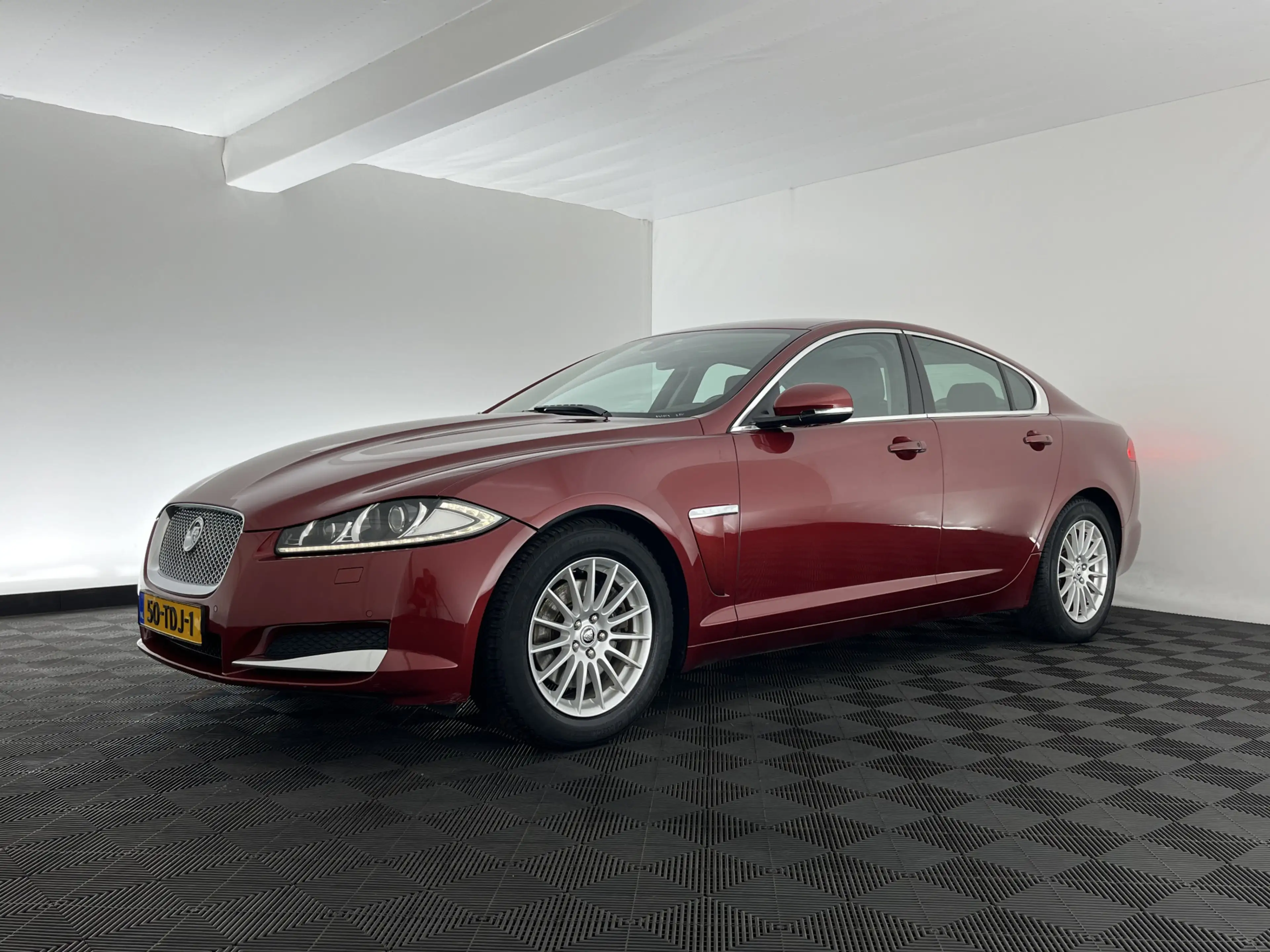 Jaguar XF 2.2D Aut. *LEATHER | XENON | CAMERA | HEATED-COMFO — photo 3