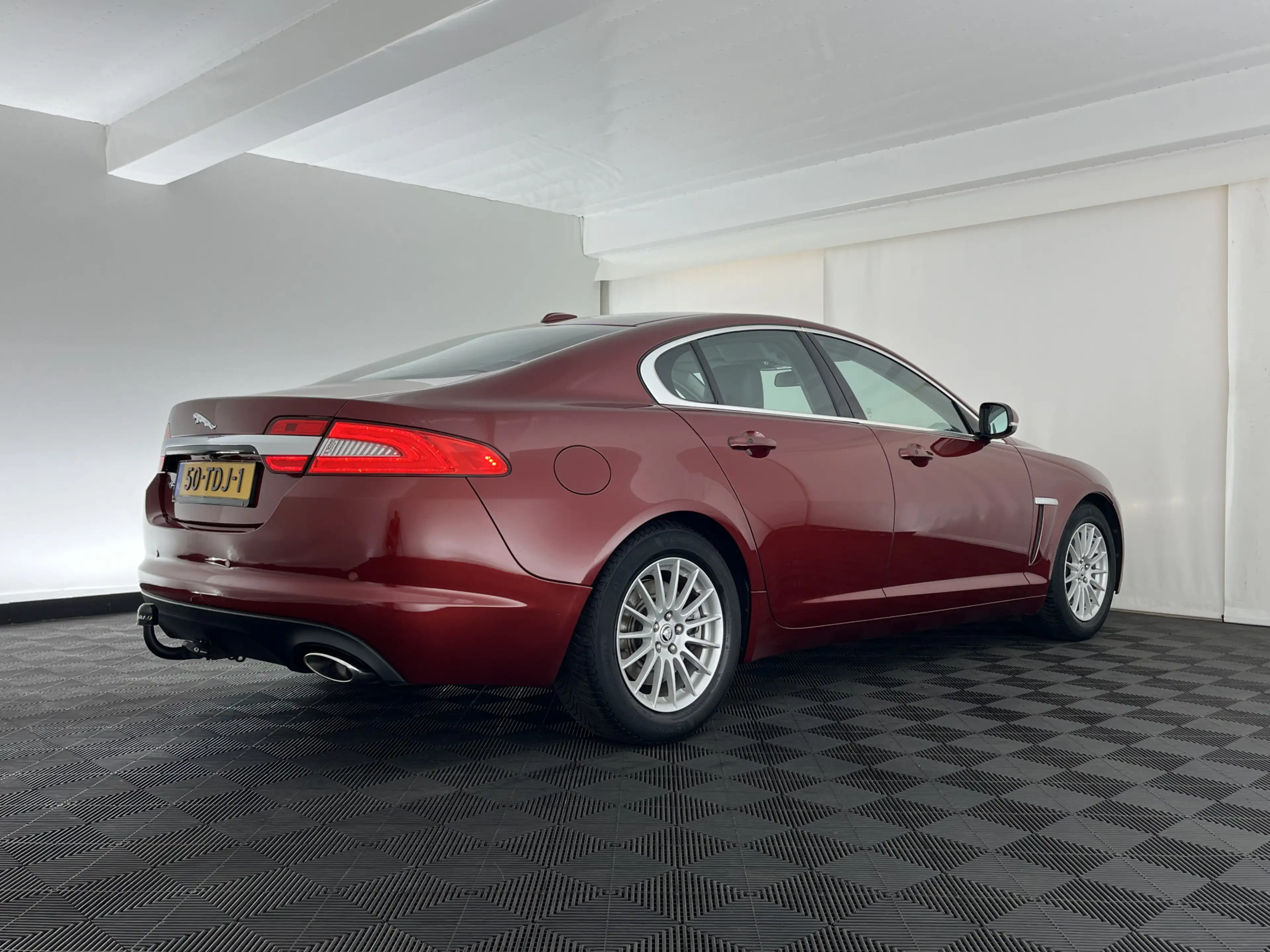 Jaguar XF 2.2D Aut. *LEATHER | XENON | CAMERA | HEATED-COMFO — photo 6