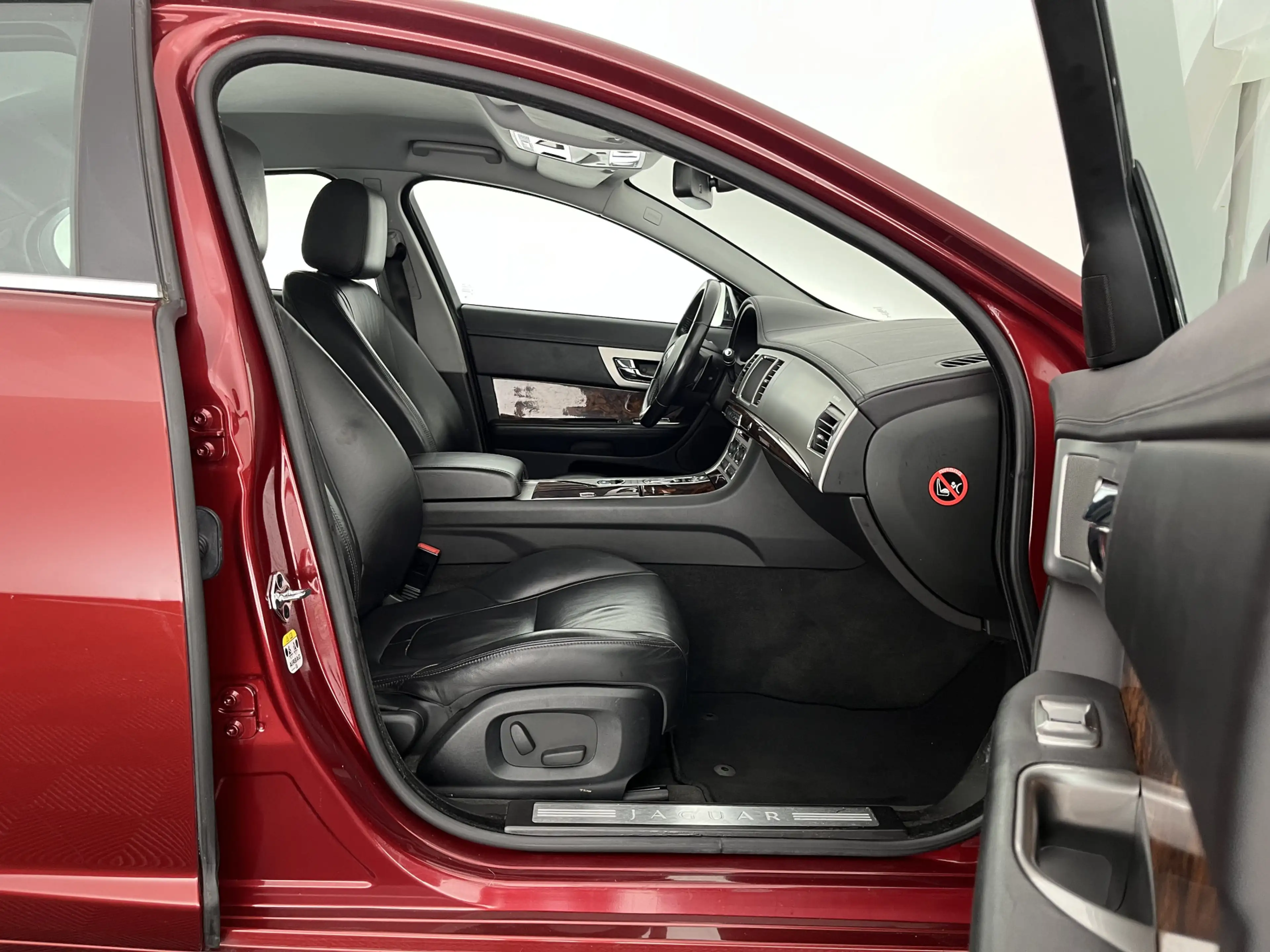Jaguar XF 2.2D Aut. *LEATHER | XENON | CAMERA | HEATED-COMFO — photo 11