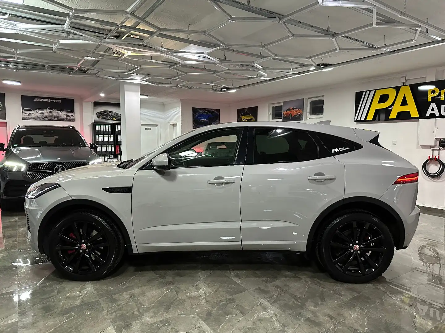 Jaguar E-Pace E-PACE 2.0 D180 R-Dynamic S AWD Keyless Pano LED Серый - 2