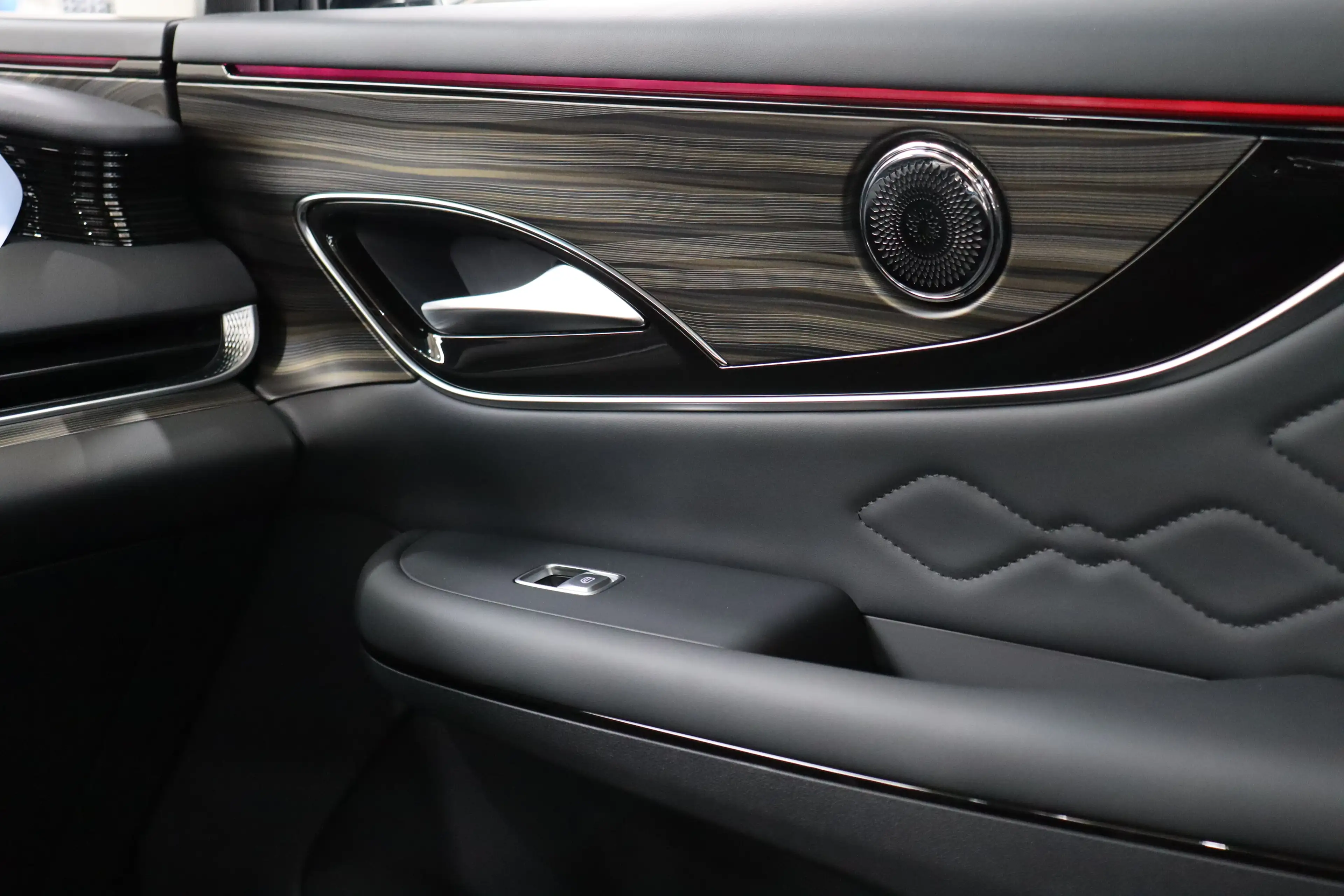 Forthing 9PHEV 7-SITZER *LED*Massage*PANO*Kamera*ACC*Leder* — photo 13