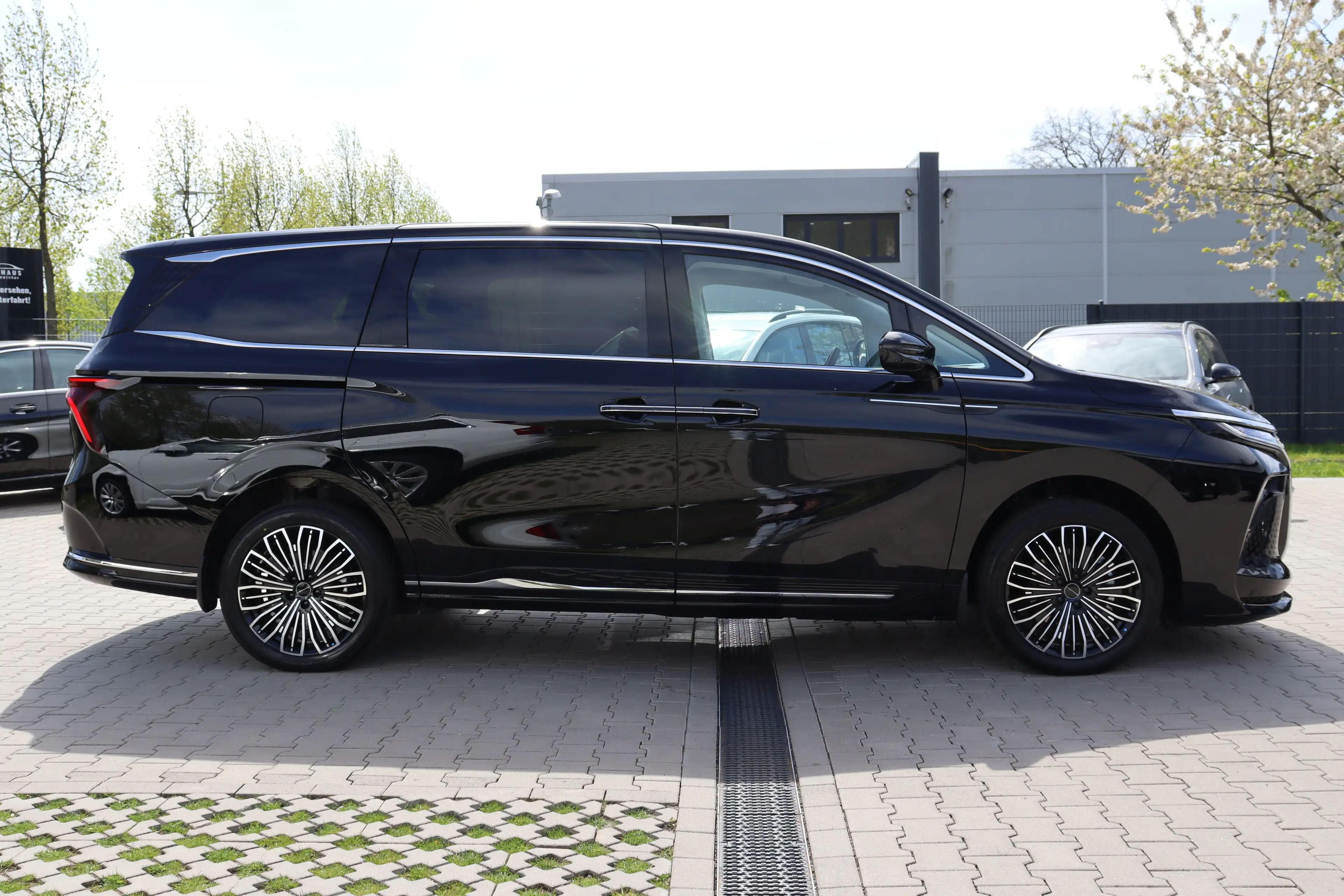 Forthing 9PHEV 7-SITZER *LED*Massage*PANO*Kamera*ACC*Leder* — photo 8