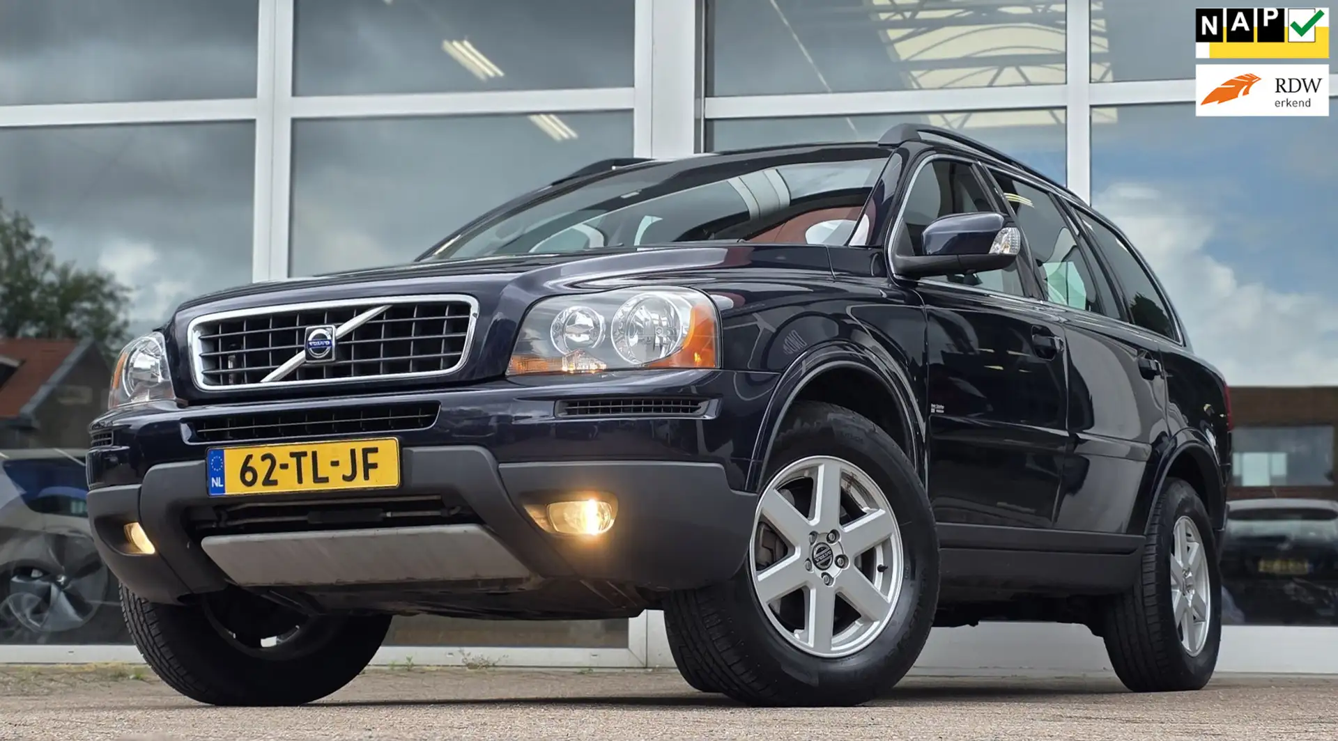 Volvo XC90 2.5 T Momentum 5p Navigatie Trekhaak Mooi! Blauw - 1