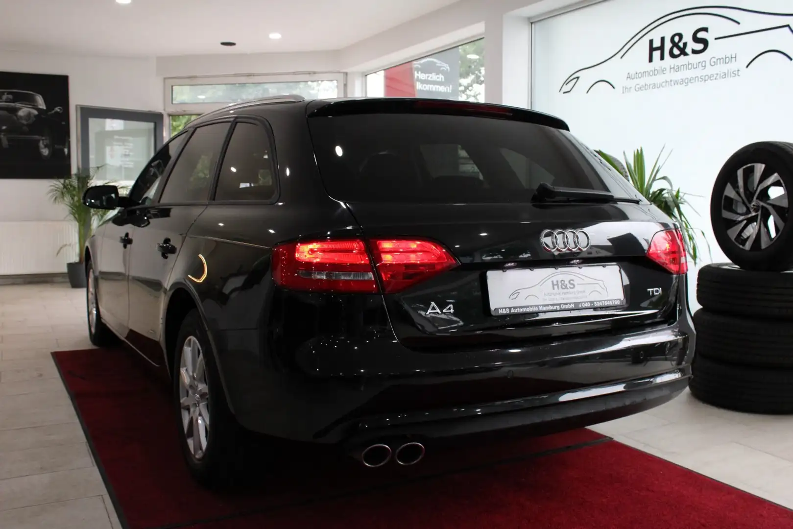 Audi A4 Avant Attraction Чорний - 2