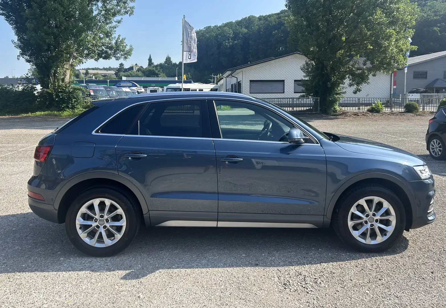 Audi Q3 2,0 TDI Design quattro S-tronic Blau - 1