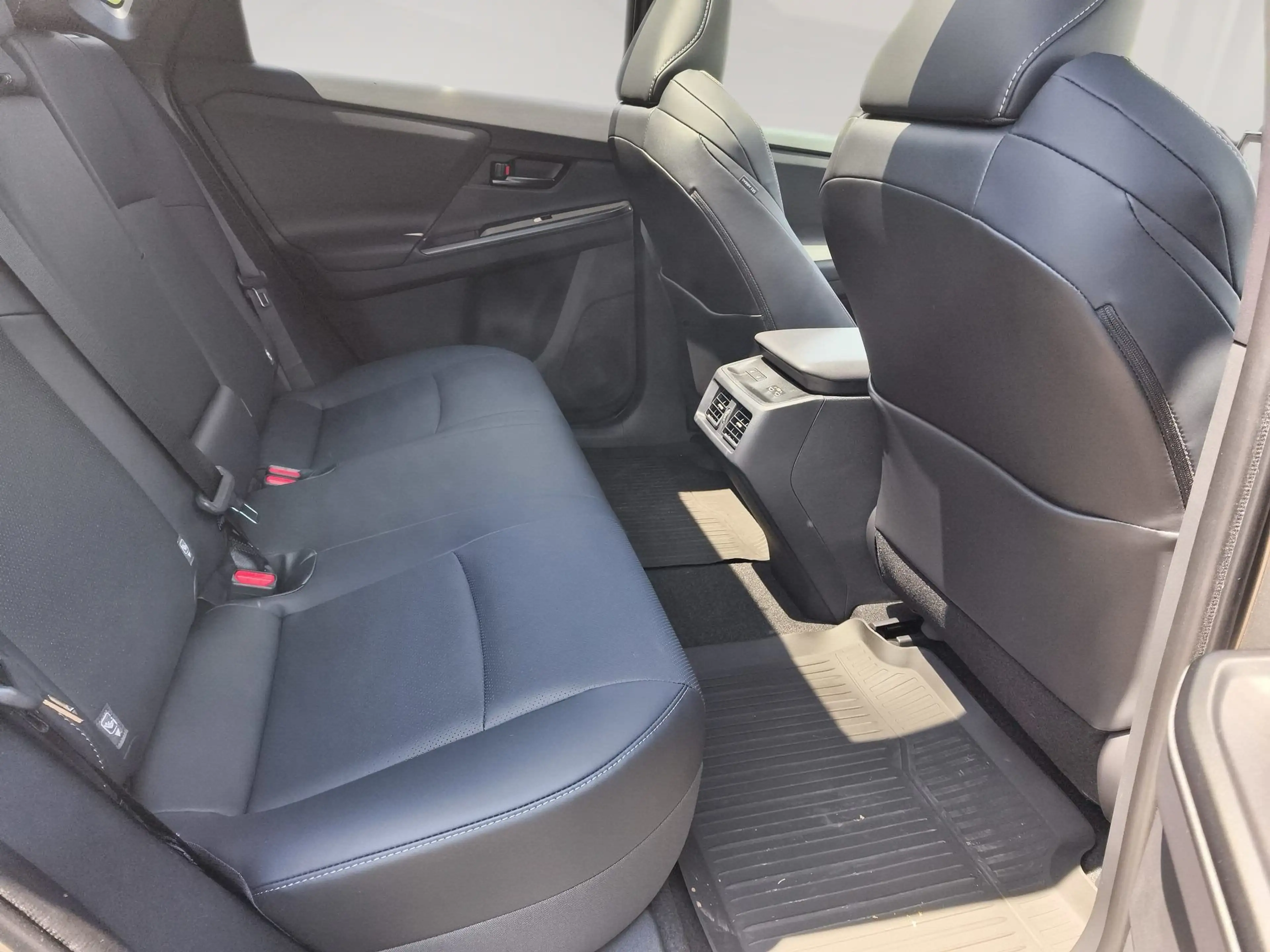 Toyota bZ4X 4X4 Lounge Sky&Sound ACC+LED+Navi+Pano+SHZ — photo 13