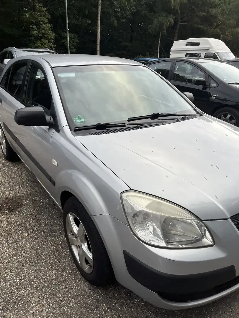 Kia Rio 1.4 L Gri - 1