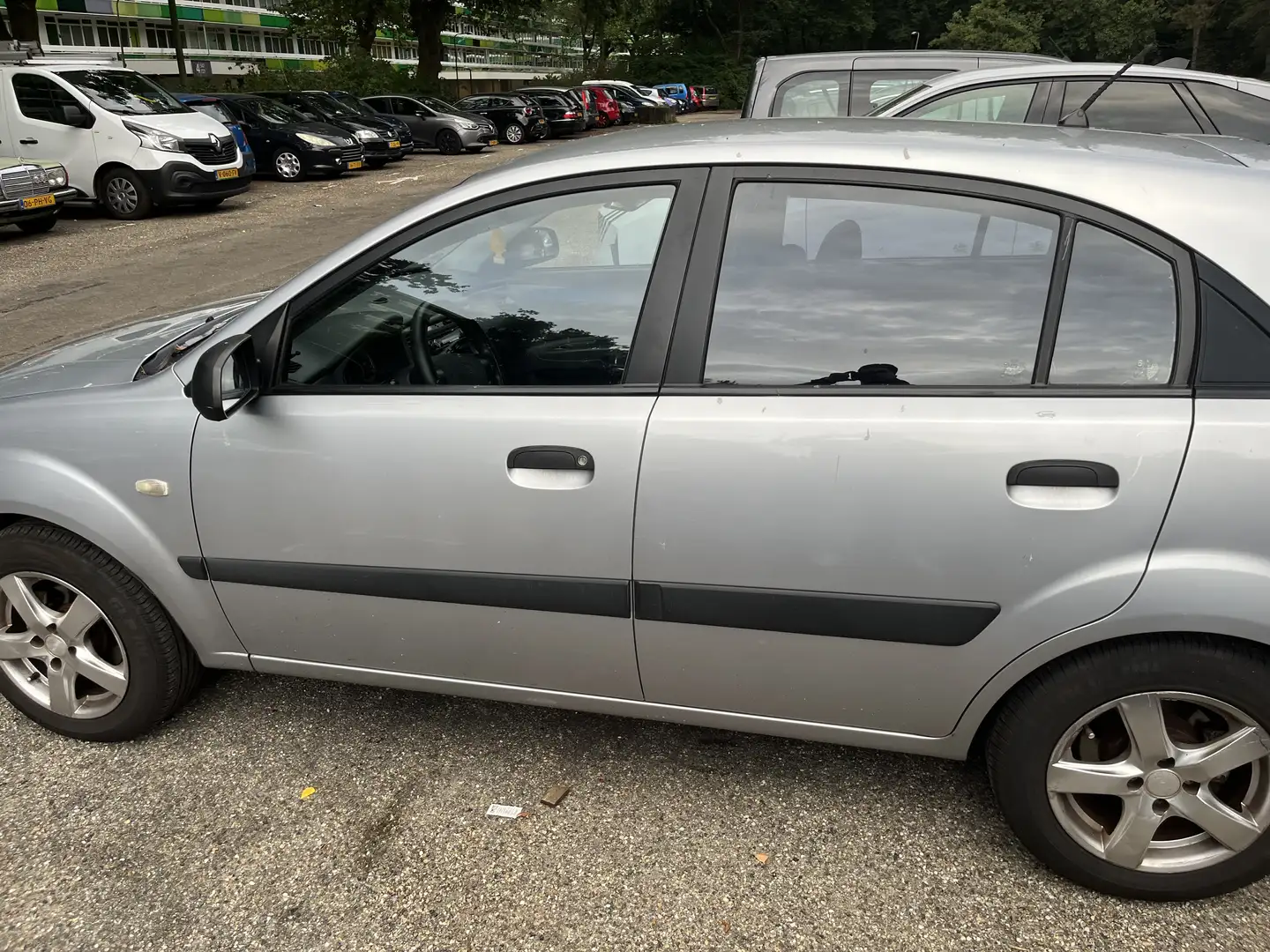 Kia Rio 1.4 L Gri - 2