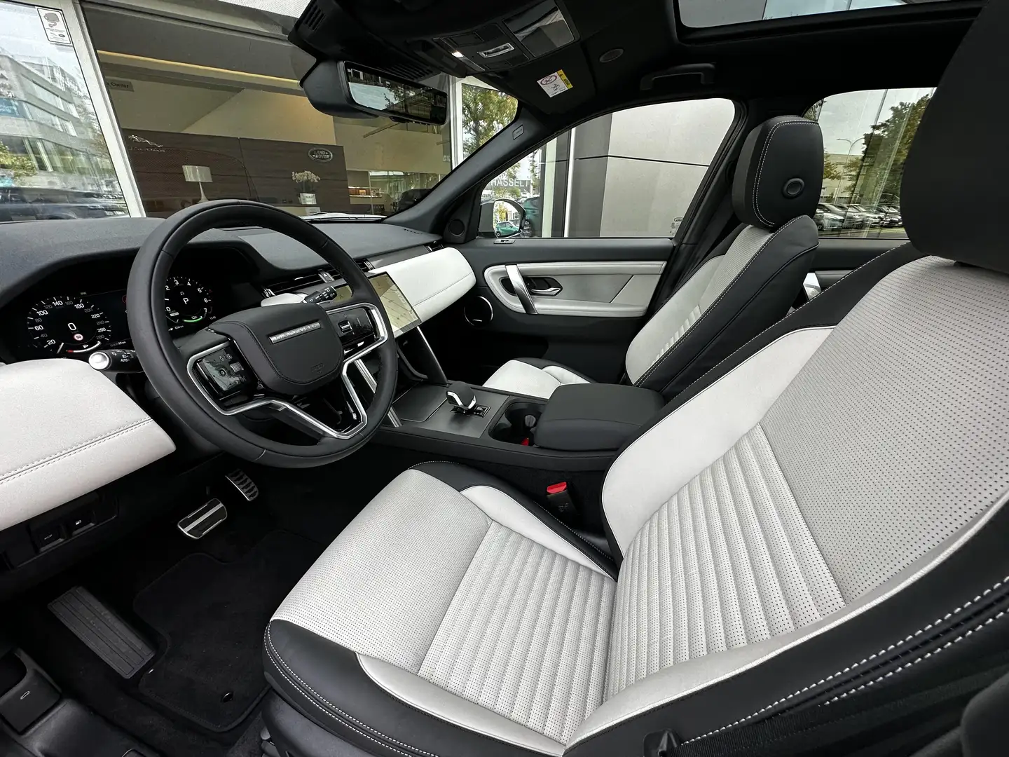 Land Rover Discovery Sport P300e Dynamic HSE AWD Auto. 24 Beżowy - 2