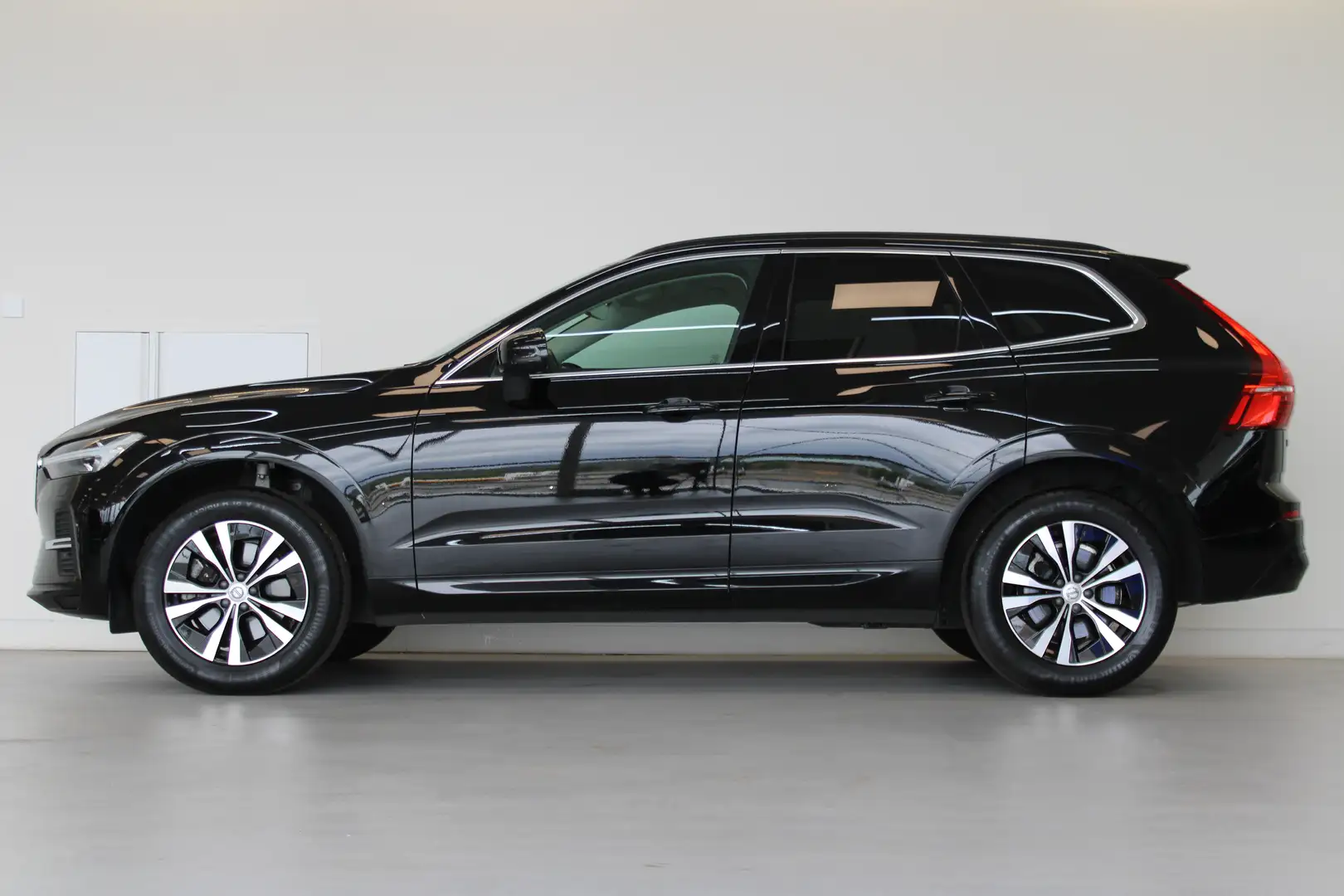 Volvo XC60 B5 250PK Momentum Business | 18'' | Getint Glas | Zwart - 2
