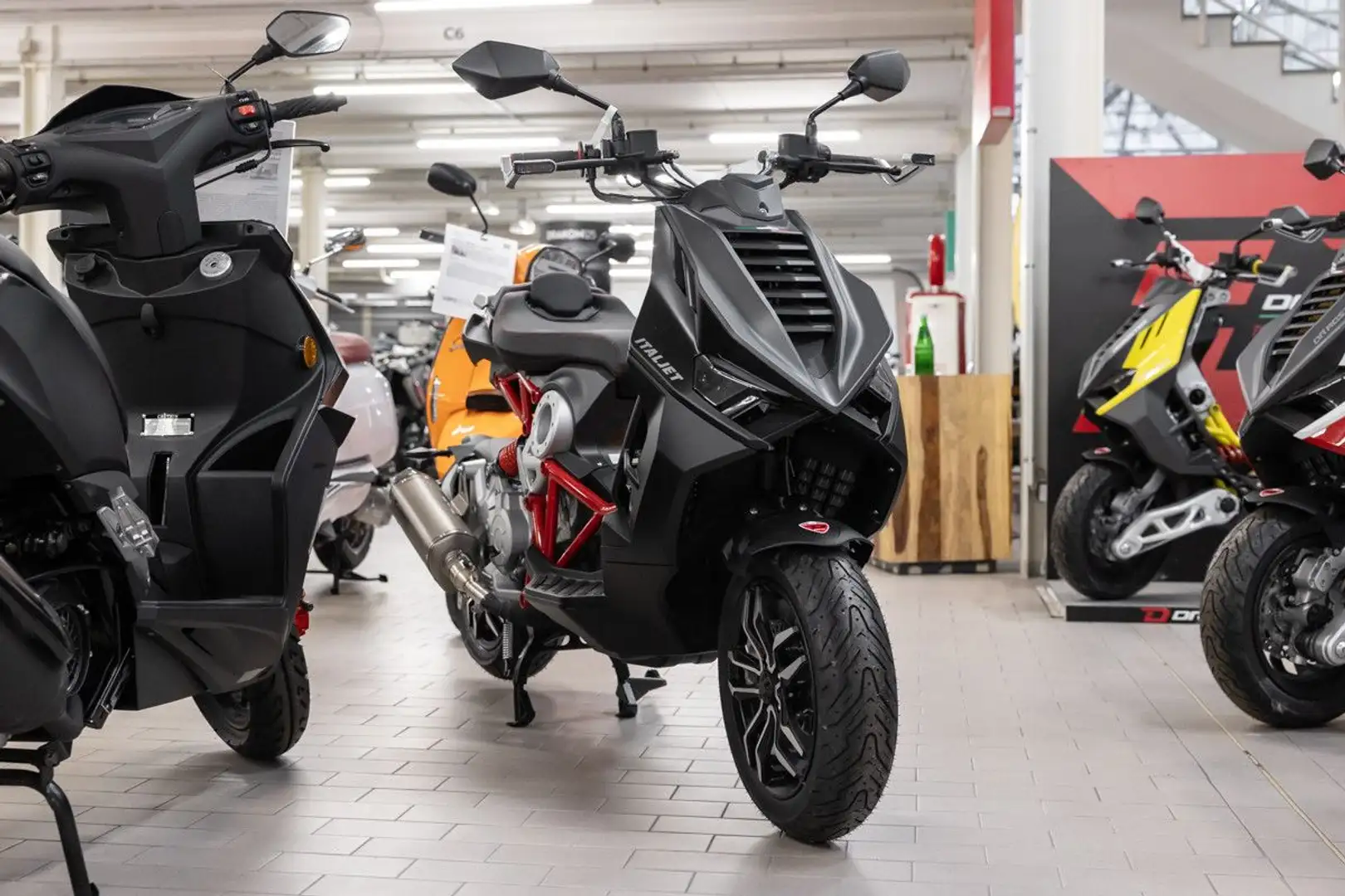 Italjet Dragster 125 ABS AKRAPOVIC, Aktionspreis Negro - 2