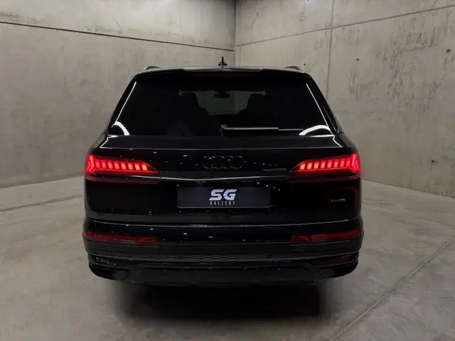 Audi Q7 view 8