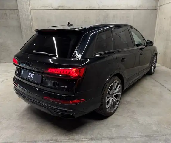 Audi Q7 view 10