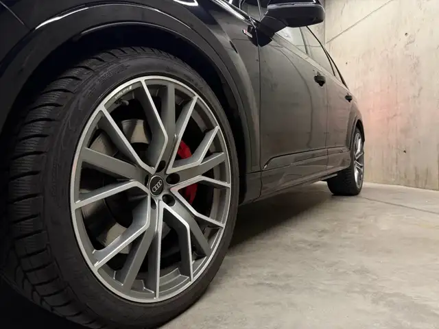 Audi Q7 view 11