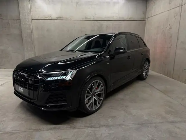 Audi Q7 view 5