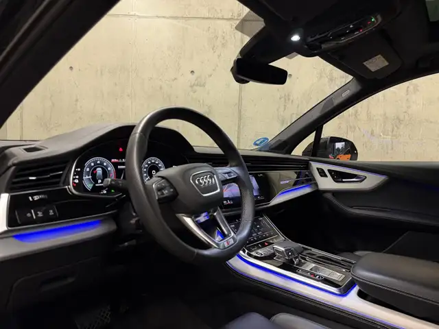 Audi Q7 view 13