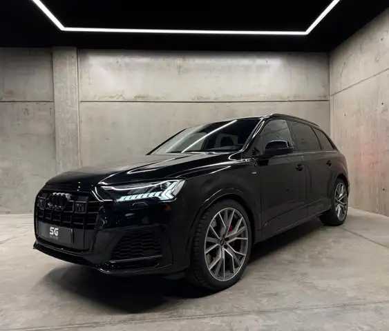 Audi Q7 view 4