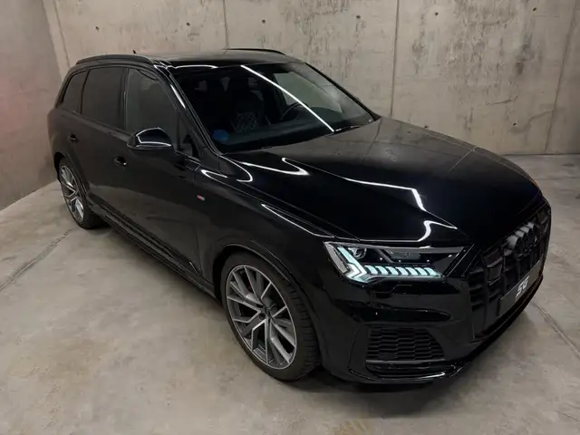 Audi Q7 view 2