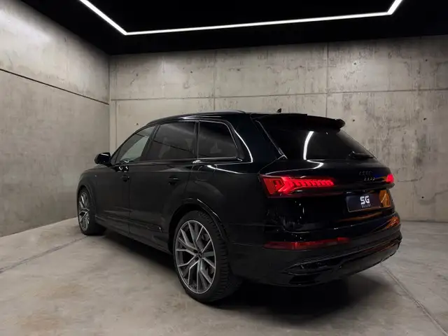 Audi Q7 view 6