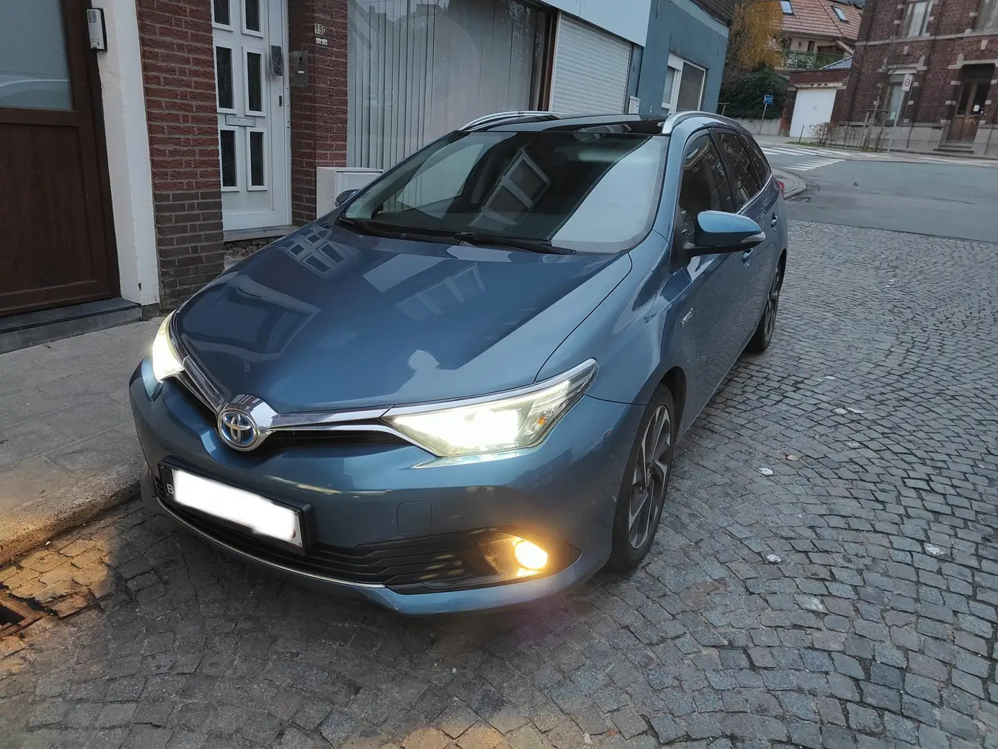 Toyota Auris SW HEV 1.8i HSD Lounge E-CVT - 1