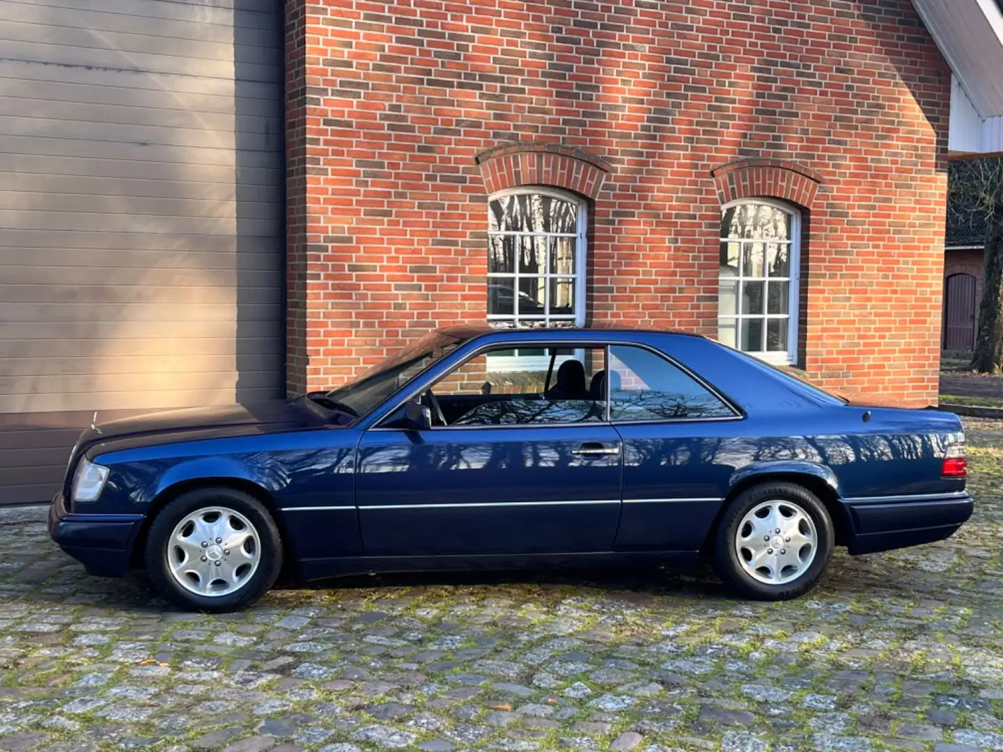 Mercedes-Benz E 220 124er Coupe, Klima, SD, Scheckheft Blau - 1