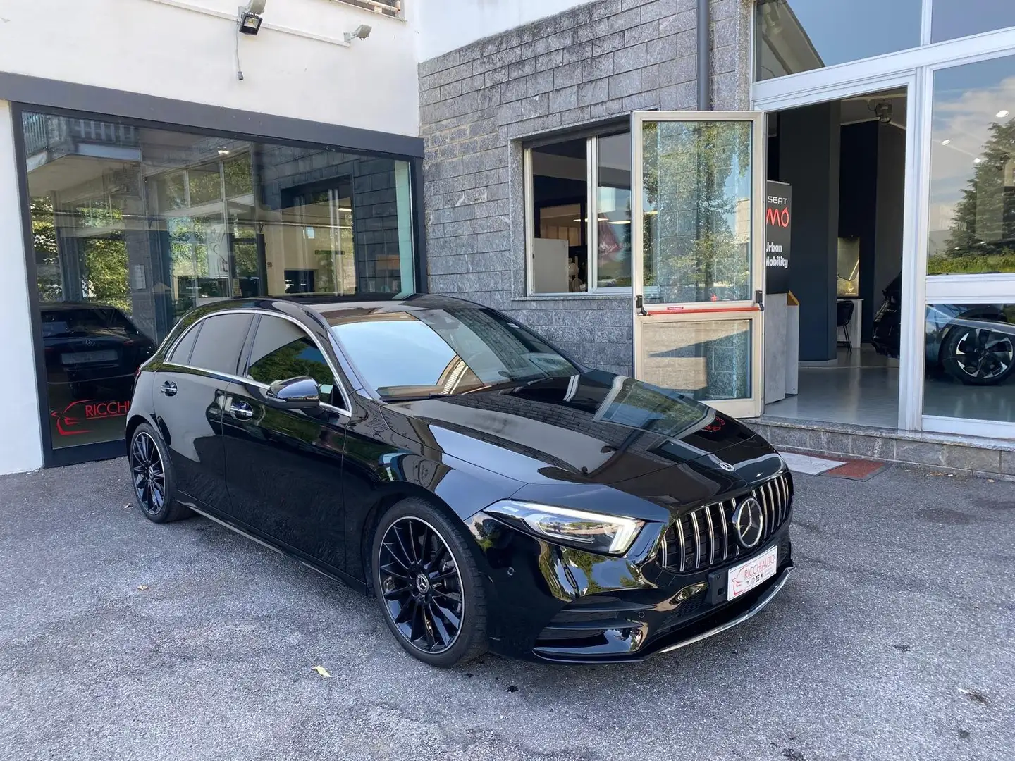 Mercedes-Benz A 200 A 200 d Automatic AMG Line Premium Чорний - 1