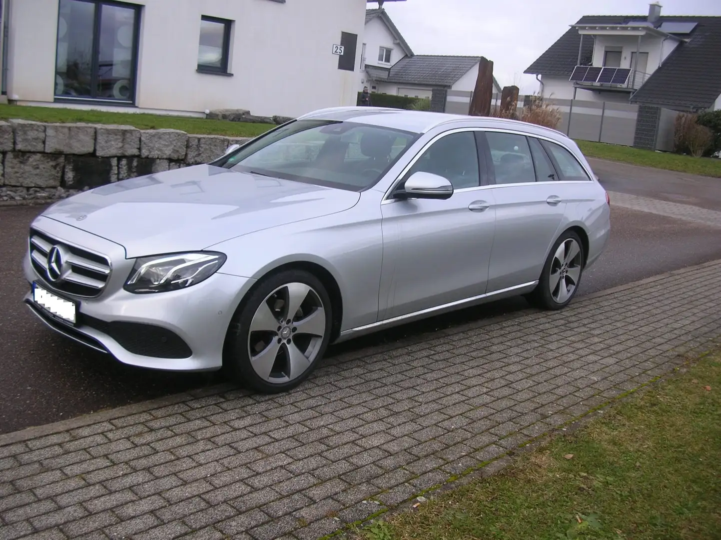 Mercedes-Benz E 220 E 220 d T - Navi-AHK-Klima-Kamera-PDC.. Grau - 1