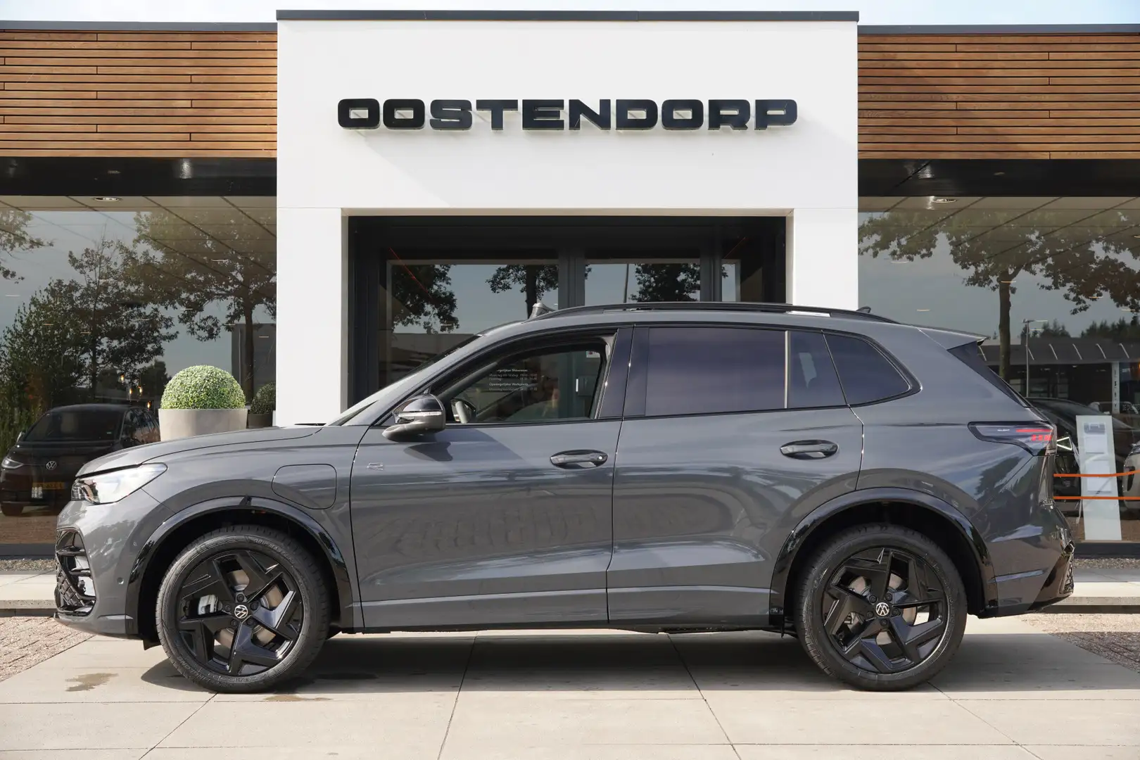 Volkswagen Tiguan 1.5/272pk eHybrid R-Line Blackstyle|2025|Panoramad Gris - 1