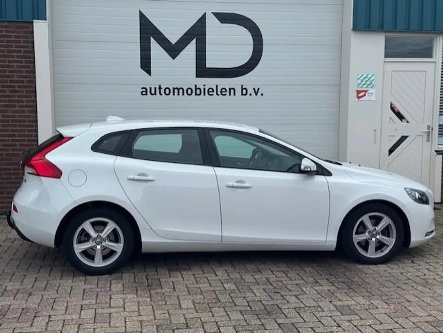 Volvo V40 1.6 D2 Kinetic - LED - Navi -Trekhaak -Cruise-PDC Blanc - 2