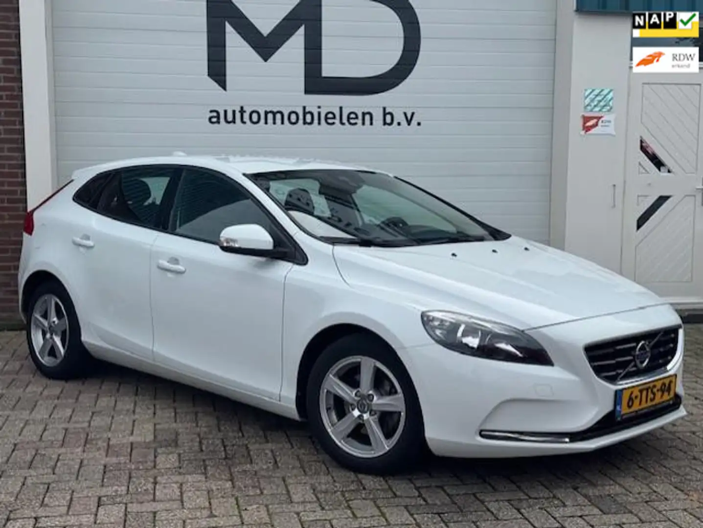 Volvo V40 1.6 D2 Kinetic - LED - Navi -Trekhaak -Cruise-PDC Blanc - 1